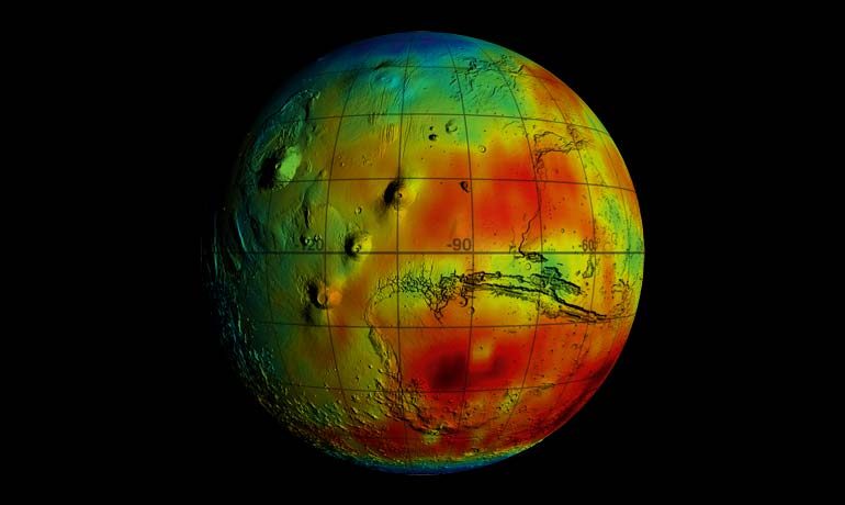 Die Daten der Neutronensonden an Bord der Mars Odyssey offenbaren, dass der Wassergehalt in den oberen Schichten des Marsbodens bis zu 50 Volumenprozent beträgt (blau).
