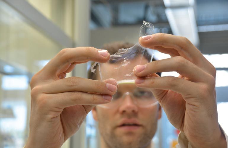 Die Herausforderung liegt in der Produktion von Bioplastik in industriellem Maßstab.