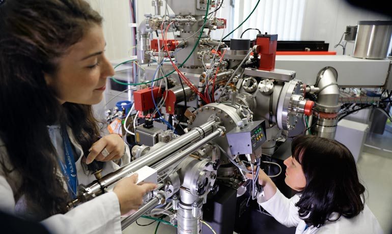 Mit Hilfe des Sekundärionen-Massenspektrometers (NanoSIMS) konnte Anja Worrich (rechts) zeigen, wie Nährstoffe und Wasser durch die Pilzfäden transportiert werden – und die Bakterien versorgen.